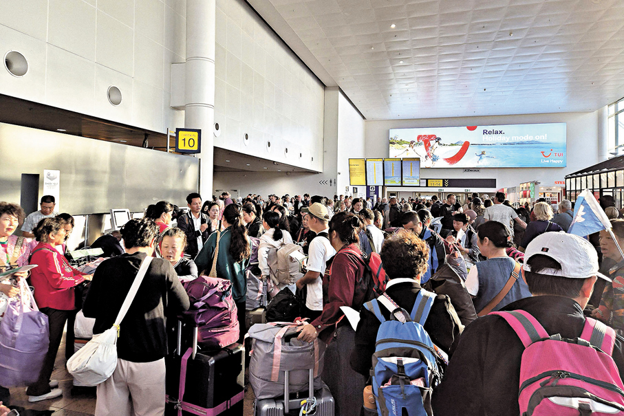 ●旅客在布魯塞爾機場待辦登機手續。 法新社