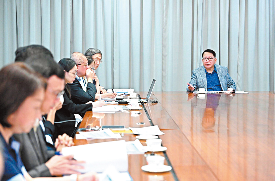 ●政務司司長陳國基（右一）昨日主持應對極端天氣督導委員會會議。