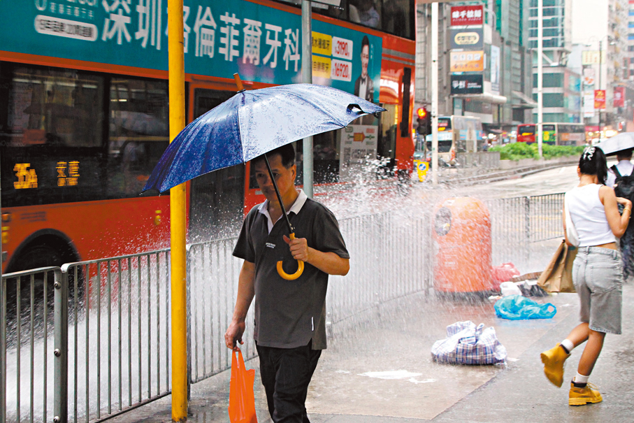 ●昨日黃雨，巴士經過水花四濺。 香港文匯報記者黃艾力  攝
