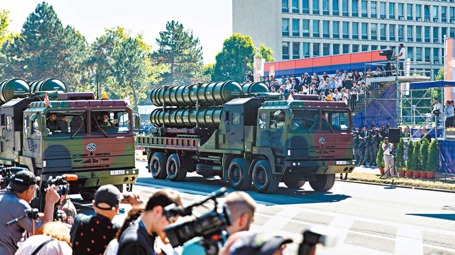 紅旗-22地空導彈武器系統  ●當地時間20日，中國紅旗導彈系統亮相塞爾維亞閱兵式。 新華社