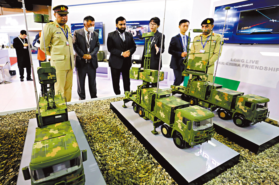 ●中國是全球第四大防務裝備出口國。圖為「中國軍工」展團年前亮相巴基斯坦防務展。 資料圖片