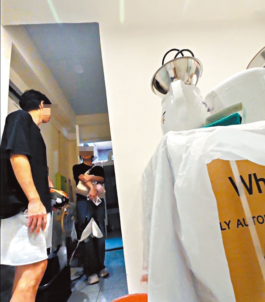 ●房東或代理人帶記者上門看私營學生宿舍。香港文匯報記者黃宇威  攝