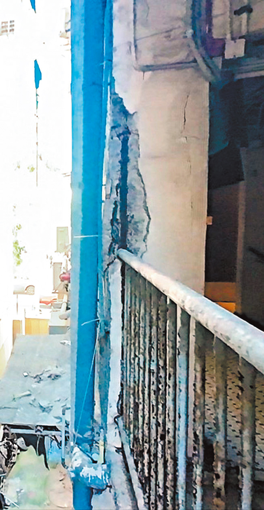 ●其中一間分間單位的走廊通道及外牆殘舊石屎脫落，顯露銹蝕鋼筋和磚頭。 香港文匯報記者黃宇威  攝