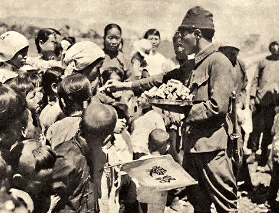 ●「筆部隊」的攝影師經常會拍攝「親善」的照片，來掩蓋侵華日軍在中國的惡行。 資料圖片