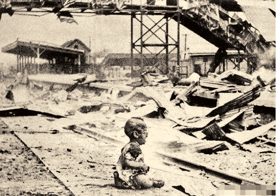 ●這幅著名的《中國娃娃》，拍攝於1937年8月28日淞滬會戰時的上海南火車站，首度公開於1937年的美國《生活雜誌》。照片顯示出日軍於侵略戰爭中針對中國平民的無差別殺傷。 資料圖片