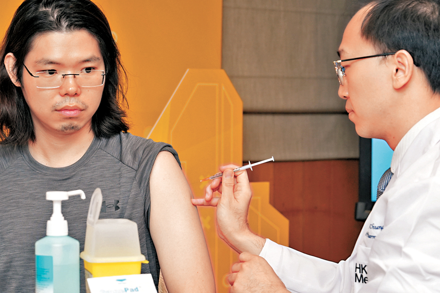 ●帶狀疱疹疫苗注射示範。 港大供圖