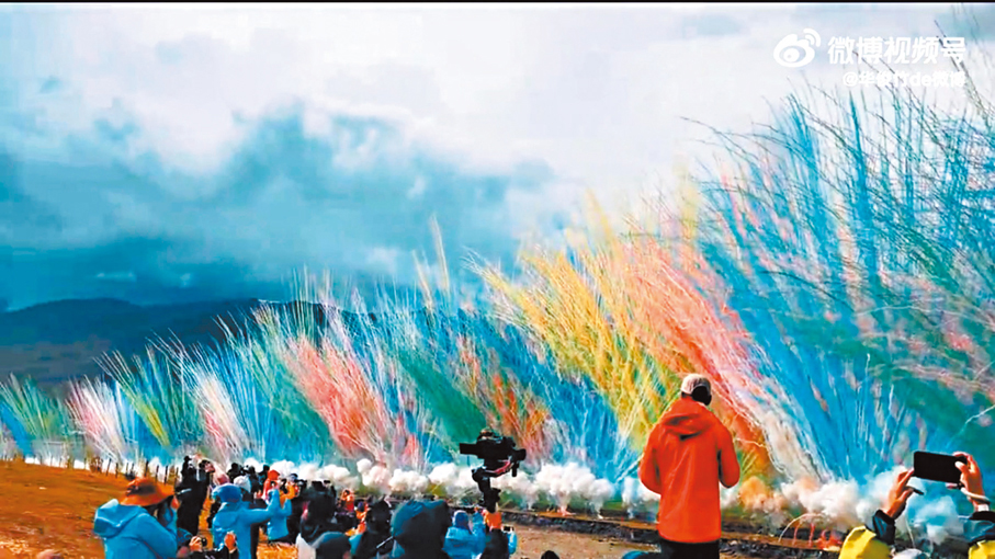 ●9月19日，知名戶外品牌始祖鳥聯合藝術家蔡國強，在西藏喜馬拉雅山脈江孜縣一地區燃放藝術煙花《升龍》，連日來持續引發環保爭議。視頻截圖