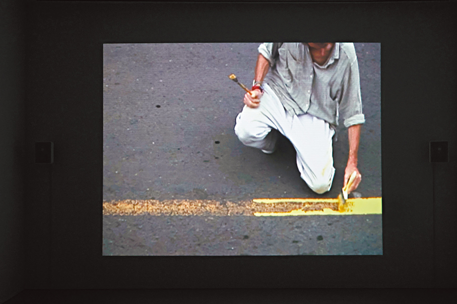 ●弗朗西斯·埃利斯《粉刷/修補》(靜幀)2008