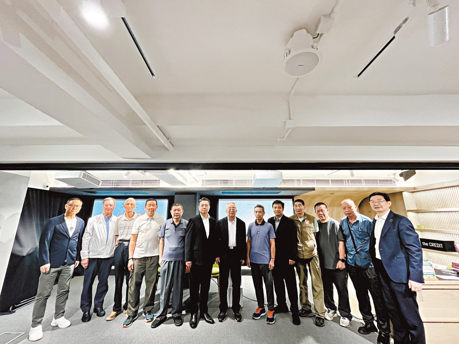 ●《港九大隊志（增訂版）》編撰者與多位港九大隊後人共聚一堂。