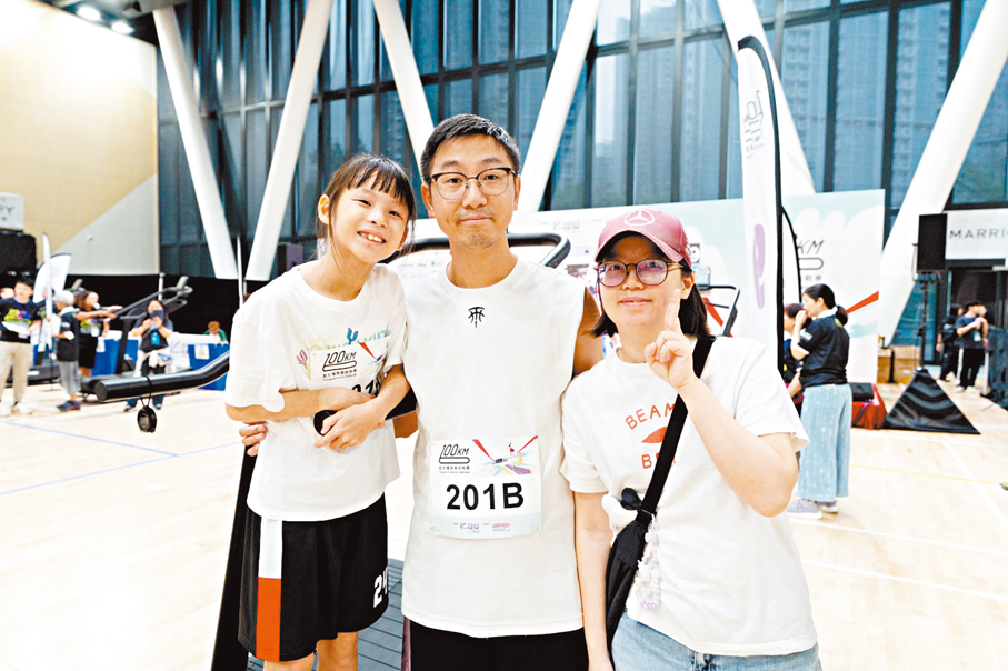 ●9歲李知恩(左)是最年輕的跑手之一,參加父女組賽事感受跑步樂趣。 大會圖片