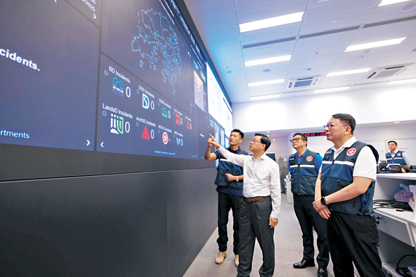 ●李家超昨日到緊急事故監察及支援中心視察，聽取各方面匯報防風部署的進展。 李家超Fb圖片