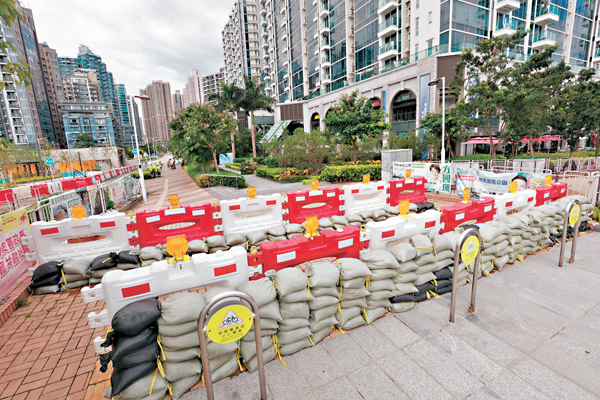 ●「樺加沙」逼近香港，將軍澳海濱長廊做足擋水防護準備。 香港文匯報記者北山彥 攝