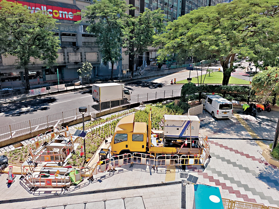 ●渠務署昨日已調派一部「龍吸水」到柴灣道作戒備。 香港文匯報記者劉友光  攝