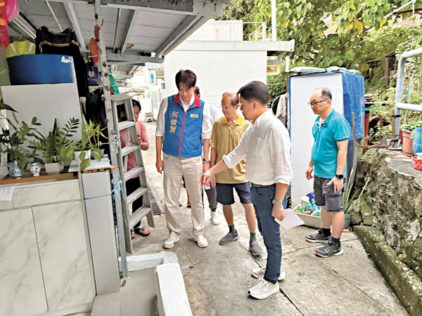 ●立法會議員陳克勤、何俊賢等到三門仔村，提醒村民做好防風、防水浸準備。 陳克勤Fb圖片