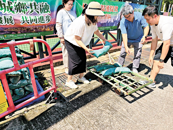 陳月明到李屋村、鳳凰農場等地跟進善後進展，並實地督導超強颱風「樺加沙」的防禦準備工作。 陳月明Fb圖片