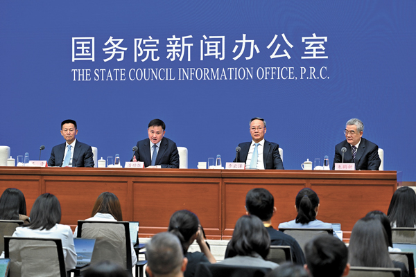 ●國務院新聞辦公室昨在北京舉行「高質量完成『十四五』規劃」系列主題新聞發布會。    新華社