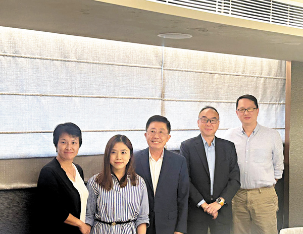 ●天寶集團主席兼行政總裁洪光椅（左三）透露，正計劃在泰國開展電動兩輪車快速充電樁及換電櫃項目。   記者莊程敏  攝