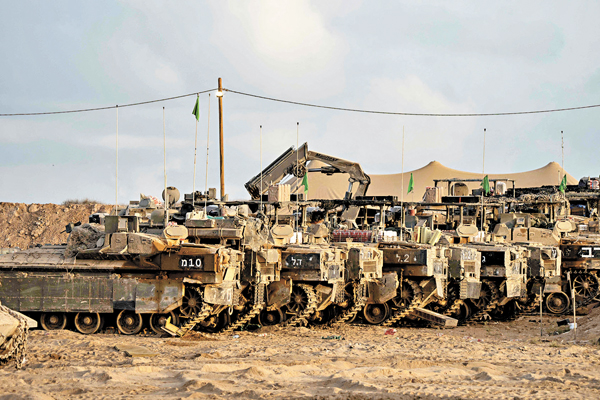 ●以軍裝甲車在接壤加沙邊境集結。 法新社
