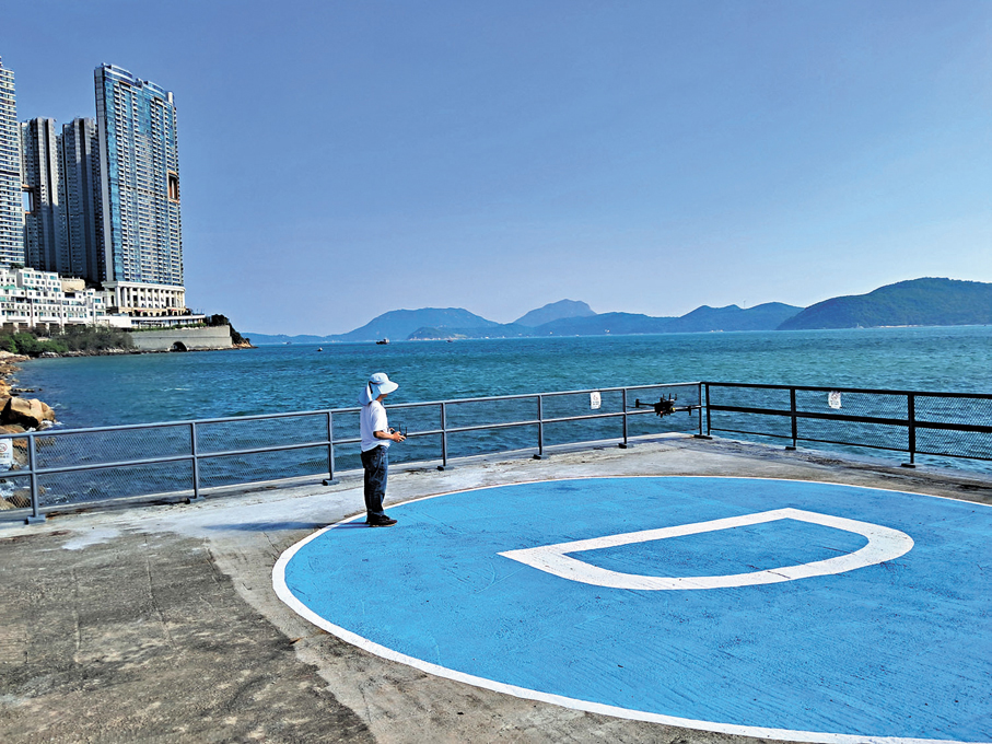 ●新一份施政報告提出優化低空經濟「監管沙盒」試點項目及推廣自動駕駛車輛。圖為早前數碼港低空經濟監管沙盒試點。   資料圖片