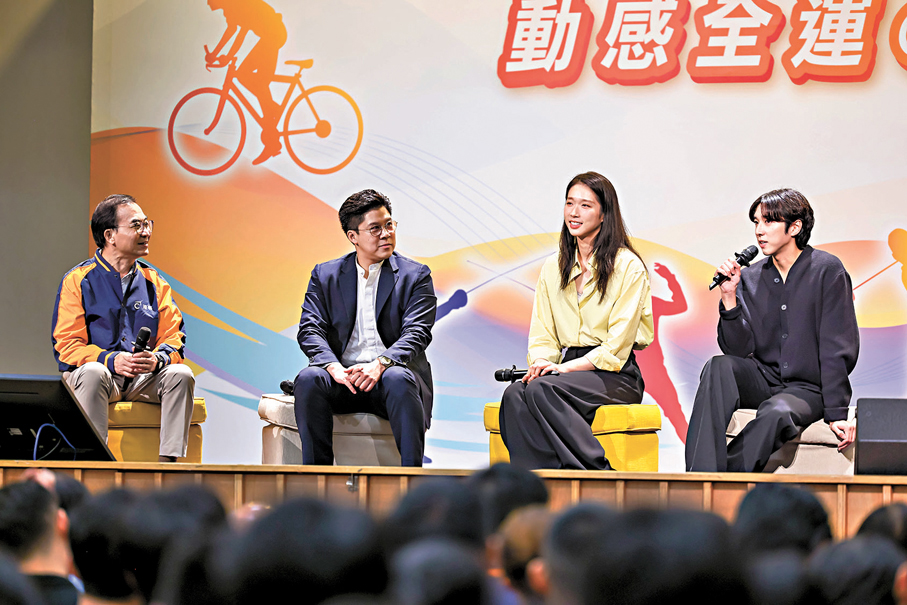 ●江旻憓（右二）及崔浩然（右一）與義工分享。