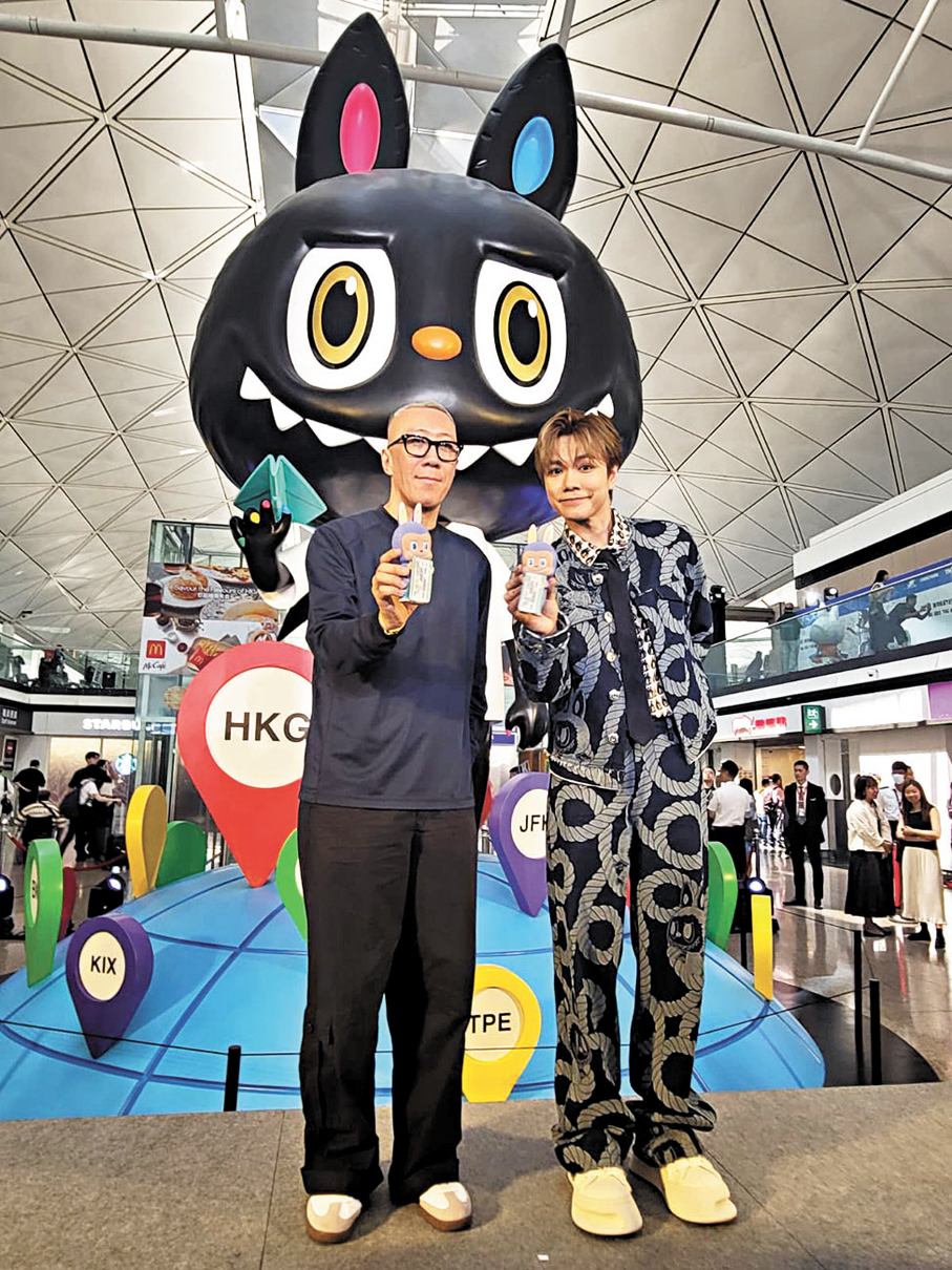 ●張敬軒（右）與龍家昇拿着公仔合影。 香港文匯報記者梁靜儀 攝