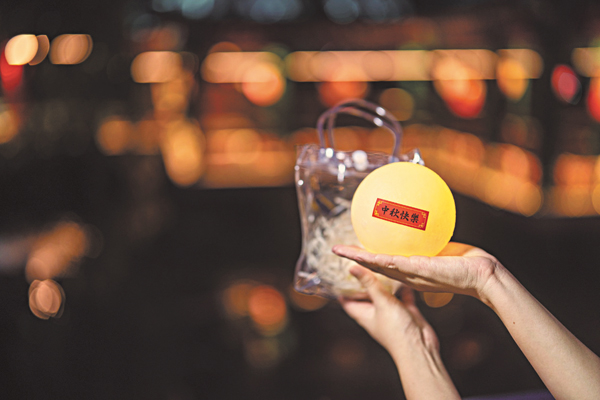 ●燈會期間，蒞臨黃大仙祠之公眾將獲贈紀念品乙份，數量有限，派完即止。