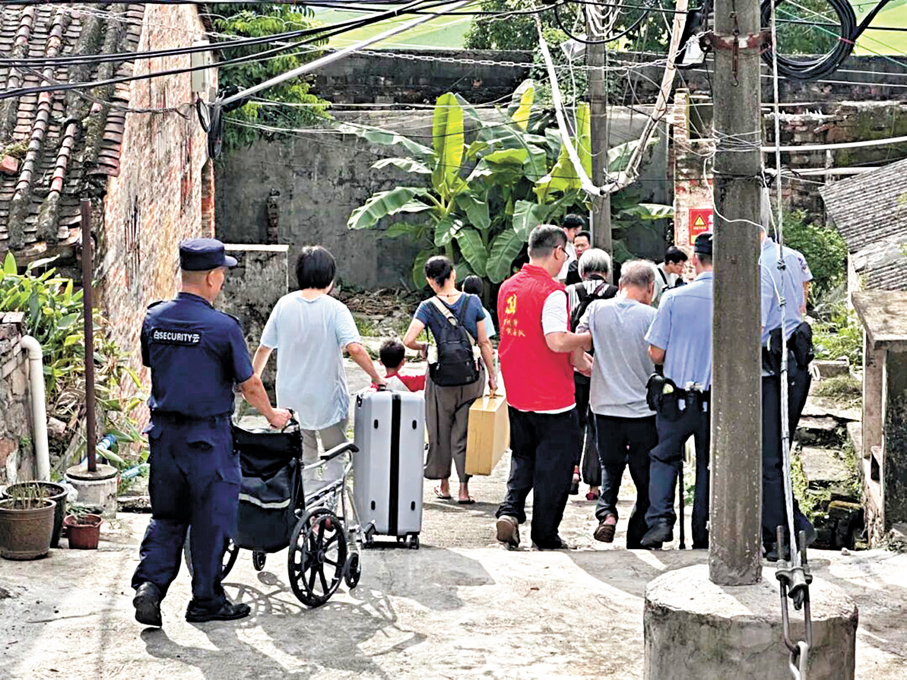 ●廣東各地嚴陣防颱。圖為廣州正在進行人員轉移工作。 廣東應急管理