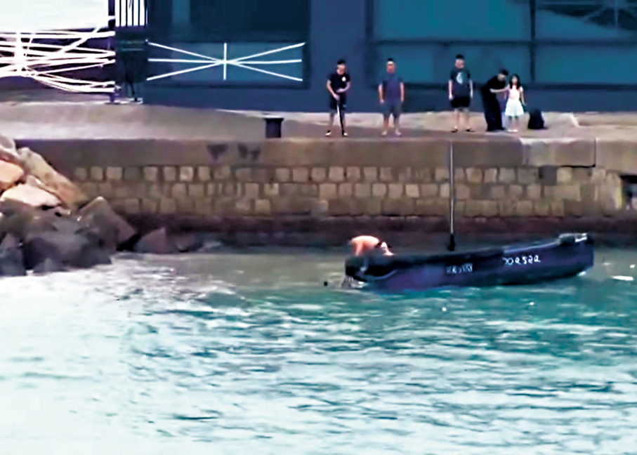 ▲ 有船家到場拯救墮海一家三口，他們的女兒在岸邊情緒激動，由途人安撫。