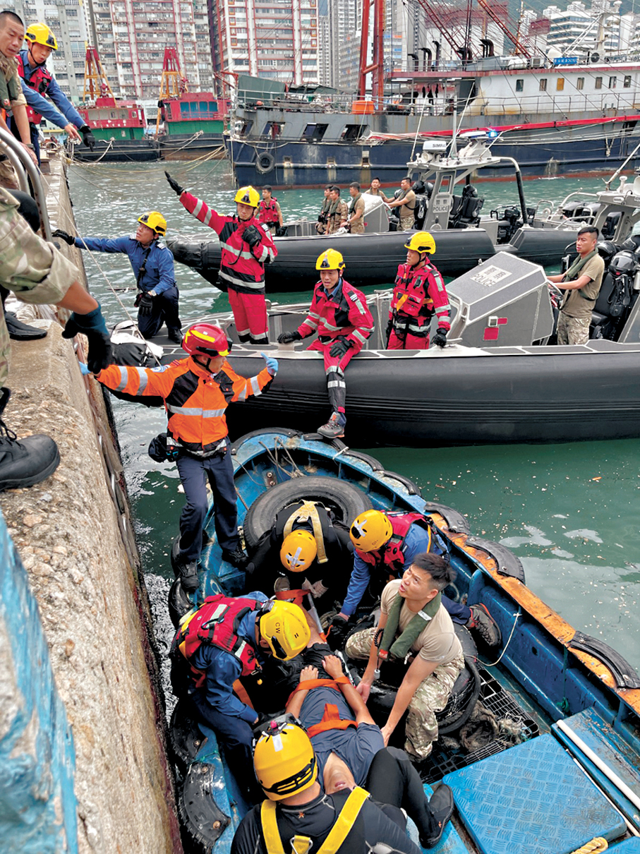 ▶男事主獲救送到岸邊。