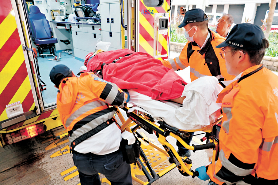 ●獲救男童送院時昏迷。香港文匯報記者劉友光  攝