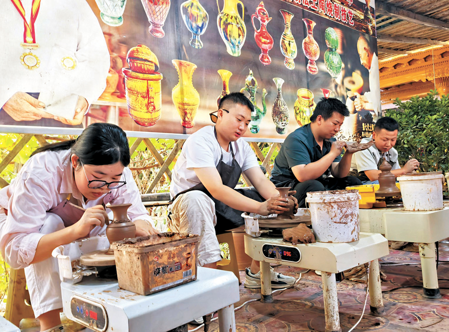 ●9月11日，遊客在新疆英吉沙縣「土陶村」體驗土陶製作。 中新社