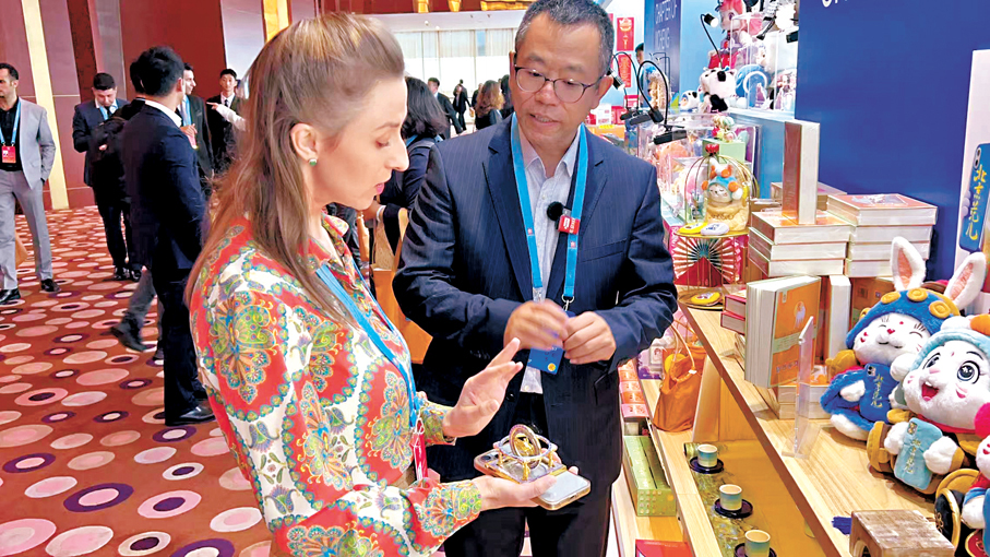 ●參會海外嘉賓選購中國風文創產品。香港文匯報記者郭瀚林  攝