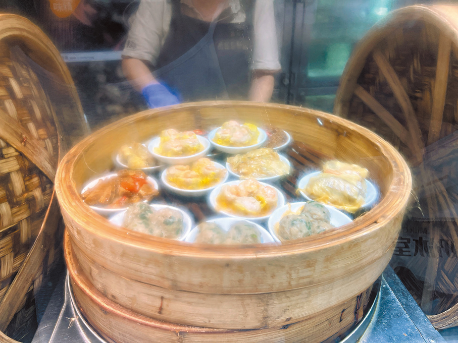 ●記者發現點心店店員直接從保溫櫃取出食物，顯示這些食品已製作一段時間。 香港文匯報記者李芷珊  攝