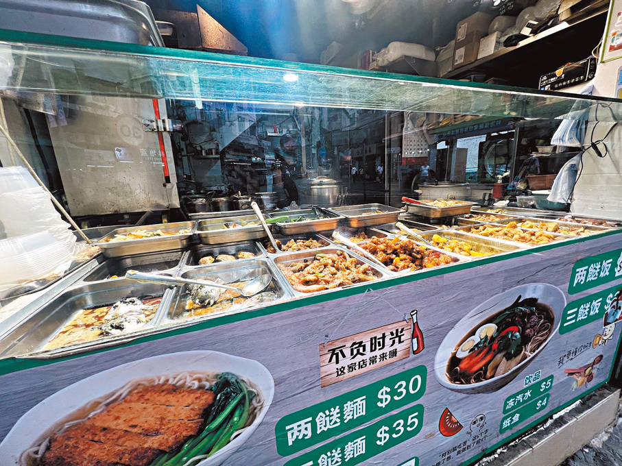 ●兩餸飯的許多菜式早已售罄，部分餐盤僅剩小量飯菜，推測存放時間可能更長。 香港文匯報記者李芷珊  攝