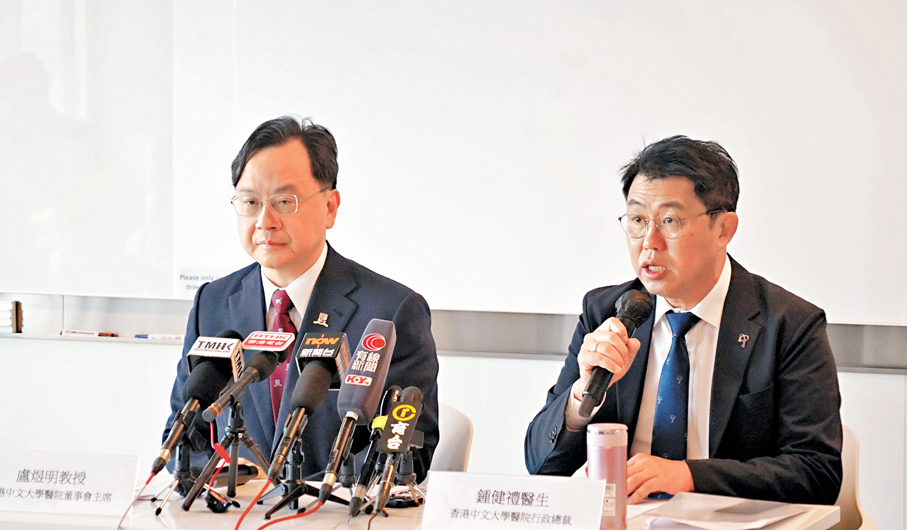 ●中大醫院董事會主席盧煜明（左），醫院行政總裁鍾健禮（右）。 香港文匯報記者曾興偉  攝