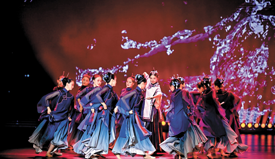 ●電影節啟動儀式上有女子群舞《三條簪》演出。