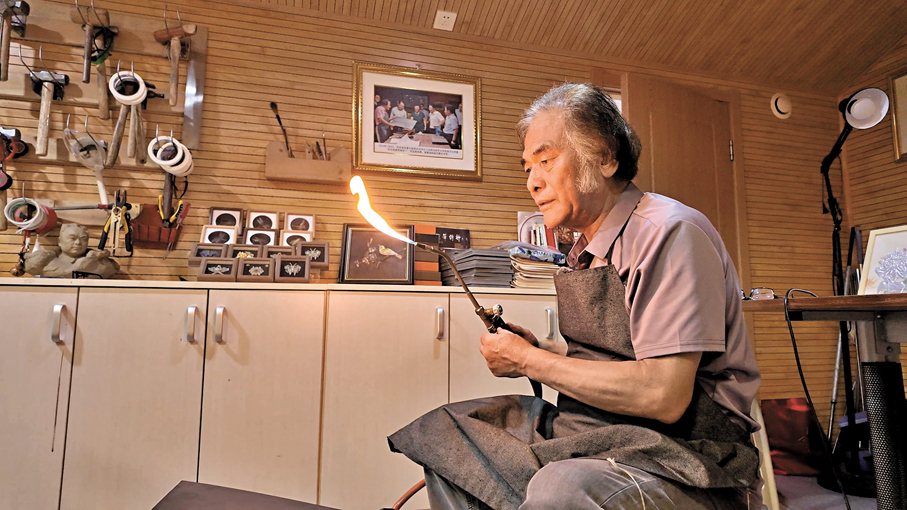 ●郭海博現場展示彩銅燒色技藝。