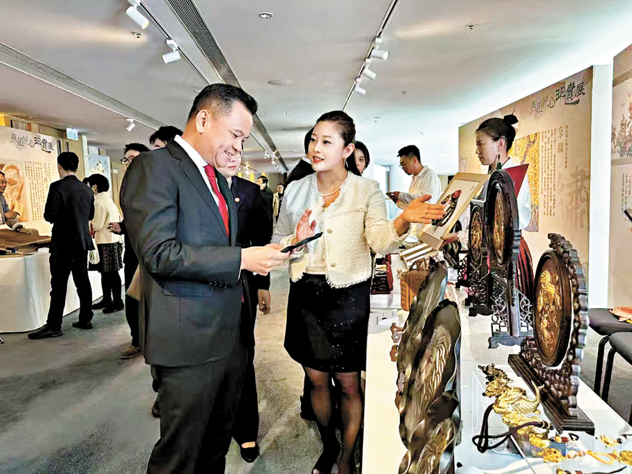 ●郭墨涵在「香港河北文旅周」介紹鐵板浮雕作品。  受訪者供圖