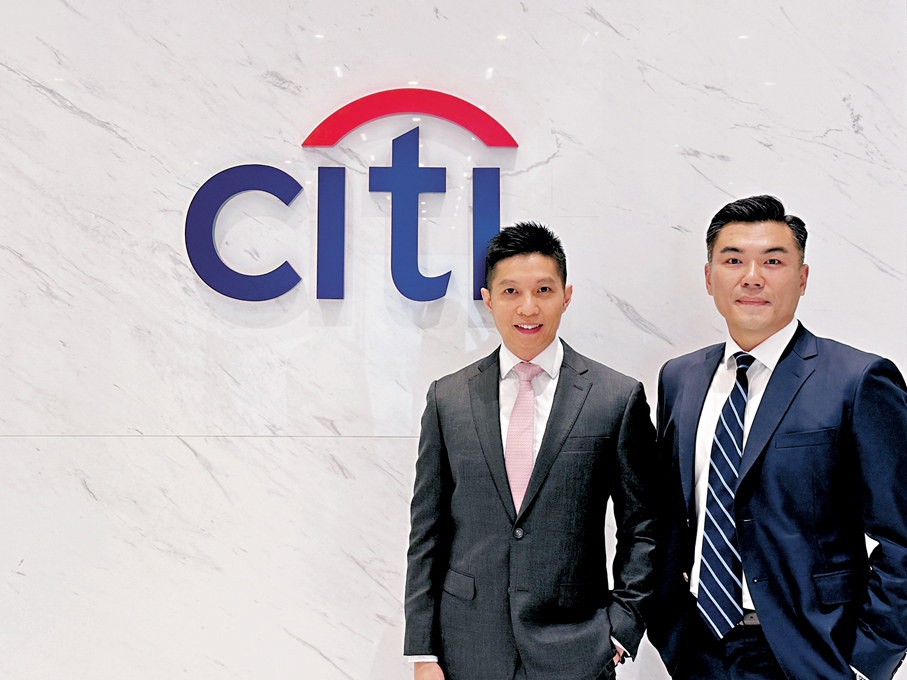 ●廖嘉豪（左）表示，花旗銀行預期明年中恒指有望上試27,500點。旁為夏振傑。