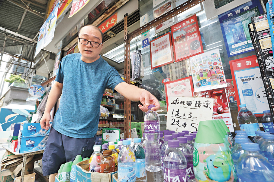 ●吳先生語帶自豪說：「我賣的支裝蒸餾水，比超市還要平很多！」 香港文匯報記者郭木又  攝