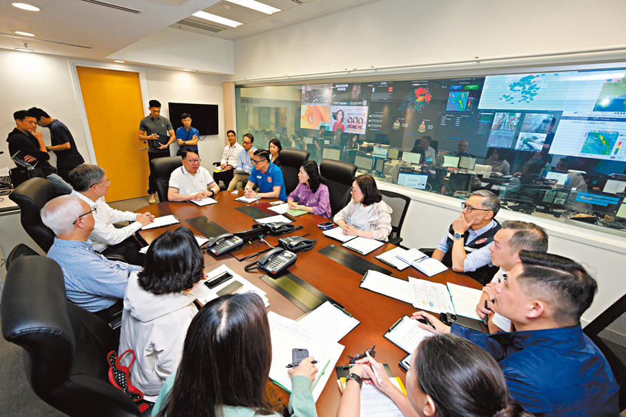 ●政務司司長陳國基昨日下午主持應對極端天氣督導委員會會議，聽取相關局長和部門首長就應對超強颱風「樺加沙」工作的最新匯報。