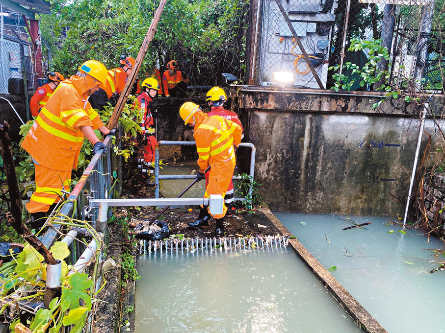 ●渠務署人員和消防員合力疏通渠道。 渠務署Fb圖片