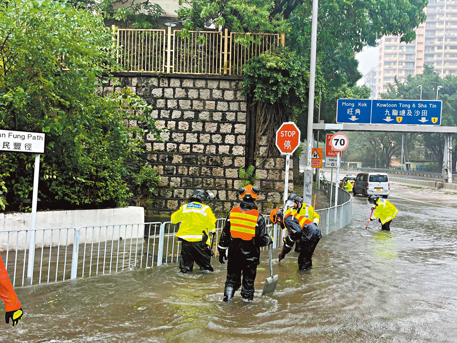 ●民安隊員和警員在何文田清理渠口，疏通道路積水。 民安隊Fb圖片