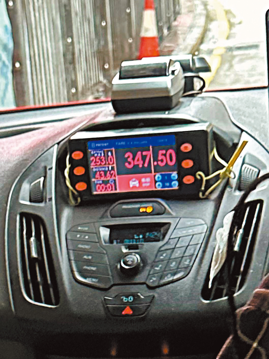 ●記者從機場搭的士到港島，咪錶顯示車資為近350元。