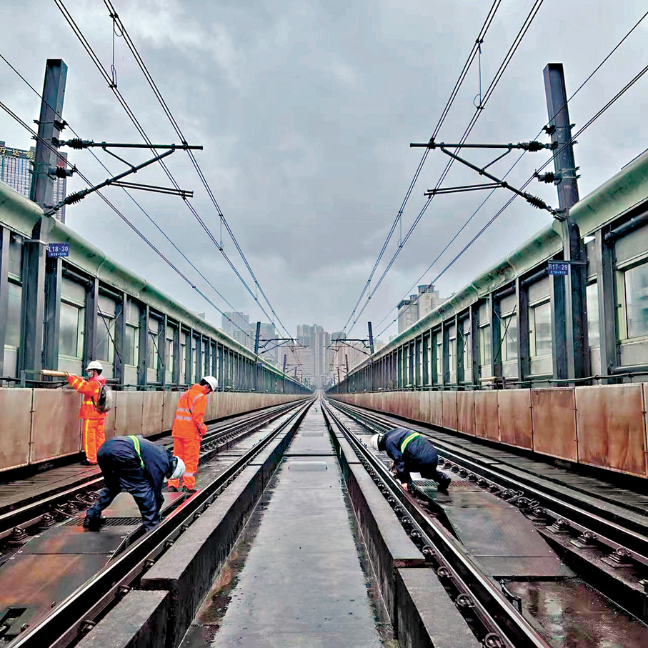 ●港鐵（深圳）工作人員正在進行安全檢查。香港文匯報深圳傳真