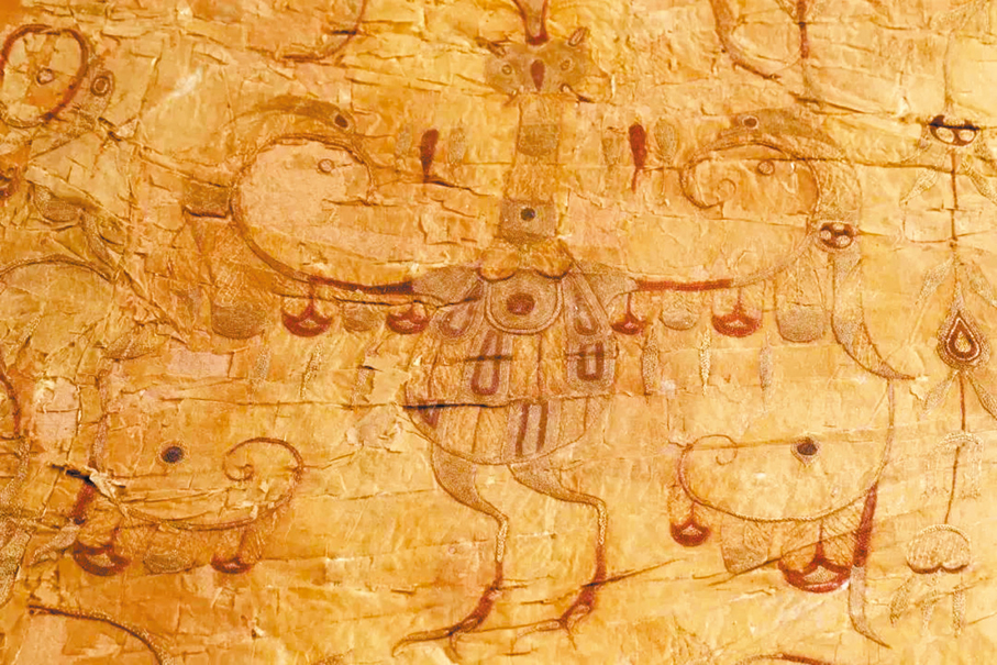 ●湖北楚墓出土的戰國時期絲製淺黃絹面綿袍，歷兩千年仍保存得相對完好，袍上的鳳鳥花卉紋繡清晰可見。湖北省文物考古研究院網站圖片