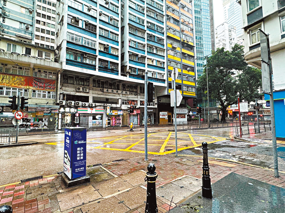 ●颱風下，平日繁華的灣仔/金鐘/中環商業區也變成無人街頭。 香港文匯報記者曾浩榮  攝