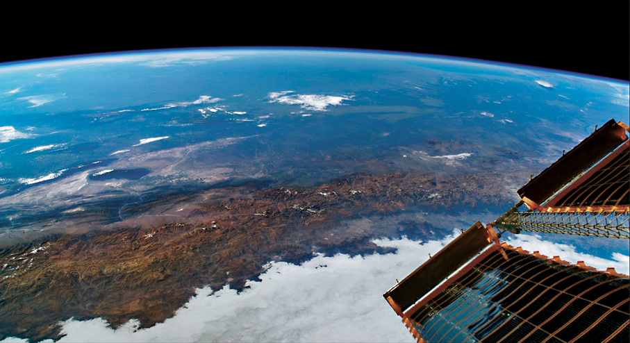 ●《窗外是藍星》是中國首部在太空拍攝的實景電影。