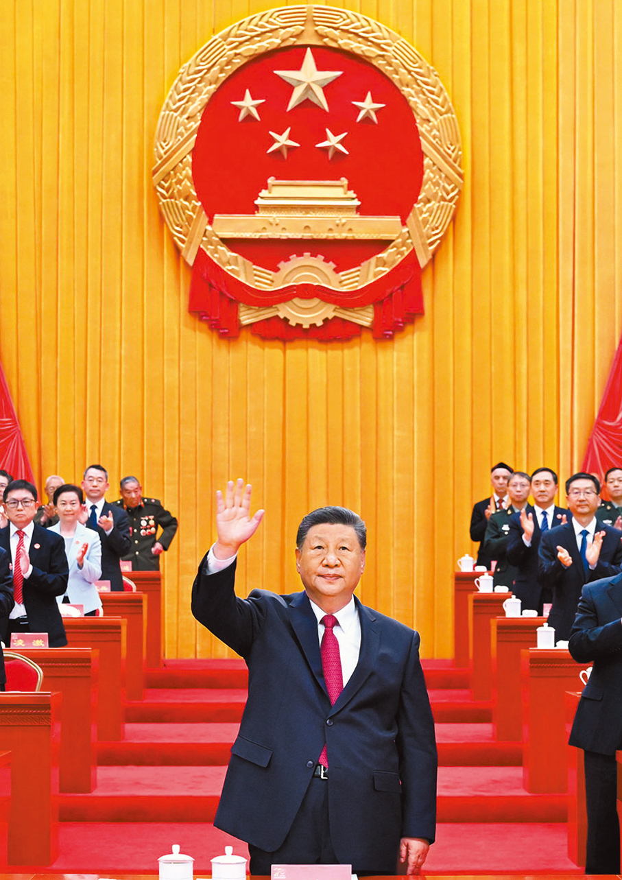 ●9月25日上午，新疆維吾爾自治區成立70周年慶祝大會在新疆人民會堂隆重舉行。中共中央總書記、國家主席、中央軍委主席習近平出席慶祝大會。 新華社