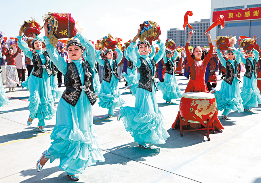 ●23日下午，習近平等在機場和烏魯木齊市區受到新疆各族群眾的熱烈歡迎。 中新社